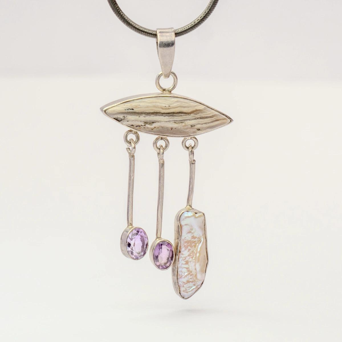 Pendants hover